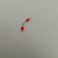 Wenkbrauwpiercing rood spike